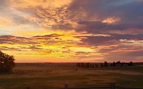 Yellowstone Cattle Baron Ensuite, Private Entrance & Parking - Prairie Rose B&B